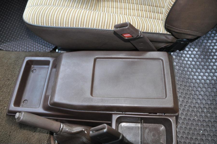 Детали интерьера Toyota Land Cruiser 60 (FJ60) 1984 года  (NA) (фото 152 из 251)